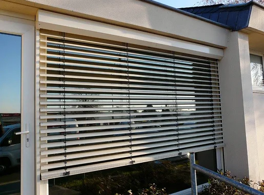 pose de brise-soleil à Chemille-en-Anjou près de Cholet en Maine-et-Loire 49