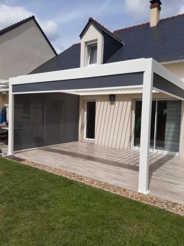 BLANCHE AVEC RIDEAU GRIS