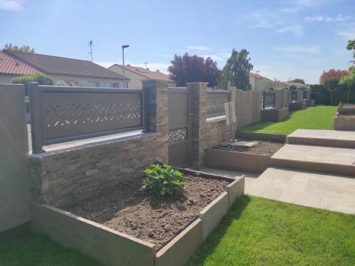 Clôture et portillon alu modèle Sorbonne avec découpe laser labyrinthe