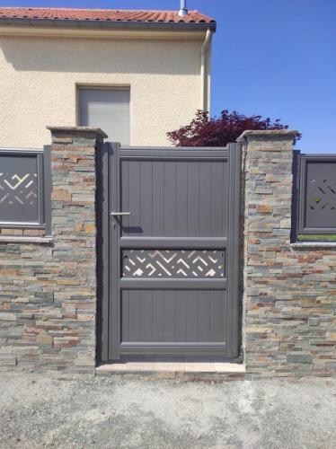 Clôture et portillon alu modèle Sorbonne avec découpe laser labyrinthe