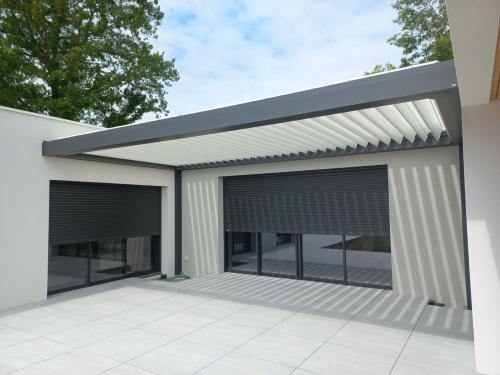 Pergola Bioclimatique entre mur