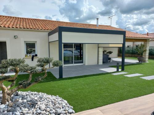 Pergola bioclimatique avec stores