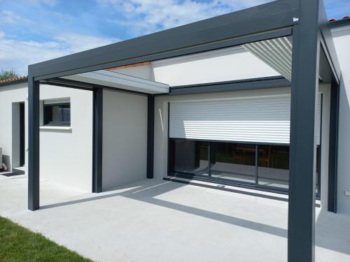 Pergola bioclimatique avec stores