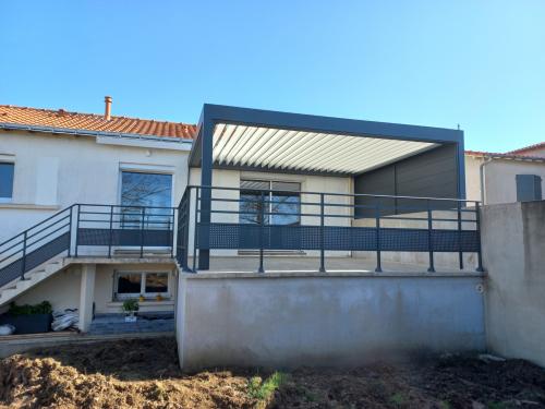 Pergola bioclimatique avec stores