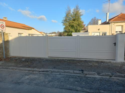 Portail PVC beige coulissant manuel