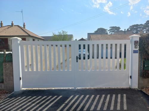 Portail PVC blanc battant